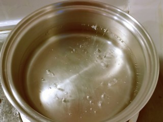 4、鸡蛋小米粥,汤锅水烧开。