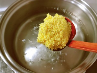 5、鸡蛋小米粥,放入泡好的小米熬煮。