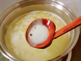 6、鸡蛋小米粥,水烧开后，撇去浮末。