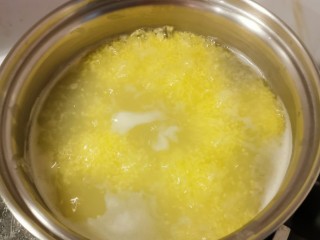 7、鸡蛋小米粥,继续熬煮。