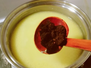 10、鸡蛋小米粥,放入红糖。