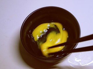 12、鸡蛋小米粥,鸡蛋敲入碗中，打散。
