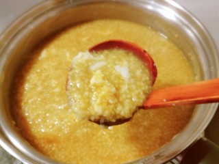 14、鸡蛋小米粥,看到鸡蛋液慢慢凝固，形成蛋花，关火出锅。