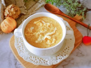 15、鸡蛋小米粥,盛入碗中，趁热吃。