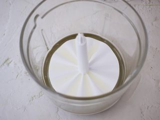 2、红豆双皮奶,蛋清放入容器中