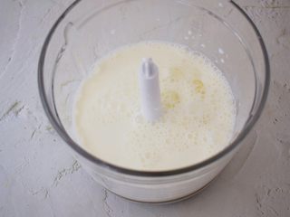 3、红豆双皮奶,加入牛奶