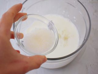 4、红豆双皮奶,加入白糖