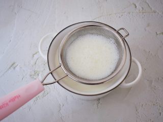 6、红豆双皮奶,过筛一遍，过出泡沫，如果没有筛网，可以用勺子舀出泡沫