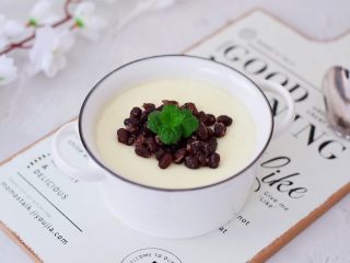 9、红豆双皮奶,出锅后撒上蜜红豆即可食用，也可放入冰箱冷藏后再吃，口感也很棒