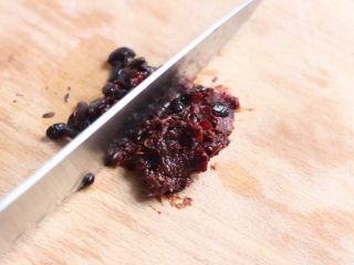 4、绿色美食+豆豉香干回锅肉,豆豉泡软后和郫县豆瓣酱一起剁细碎。