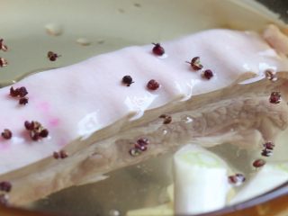 7、绿色美食+豆豉香干回锅肉,放入姜片、大葱段、花椒。