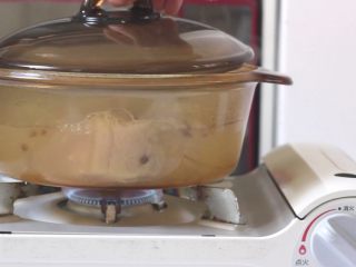 9、绿色美食+豆豉香干回锅肉,转小火，加盖煮至七八成熟。