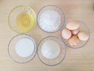 1、电饭煲蛋糕,准备好所有食材。