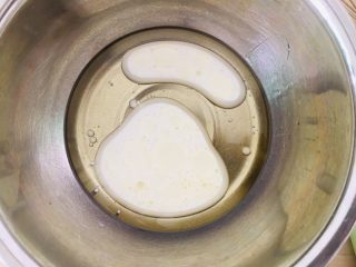 2、电饭煲蛋糕,玉米油和牛奶混合。