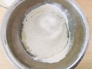 4、电饭煲蛋糕,过筛低粉。