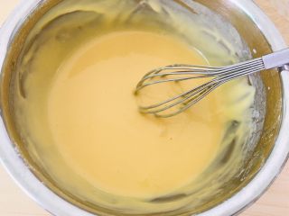 6、电饭煲蛋糕,继续搅拌至细腻状态。