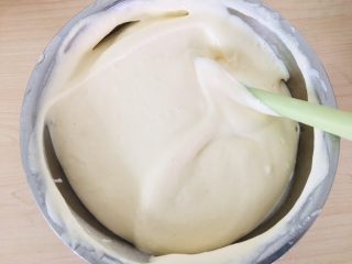 11、电饭煲蛋糕,翻拌混合。