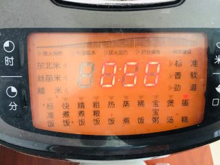 13、电饭煲蛋糕,启动“蛋糕”键。