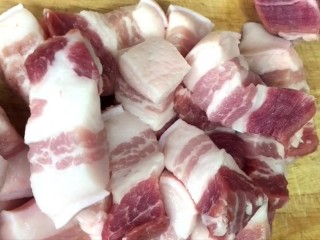 1、啤酒五花肉,五花肉切成小块