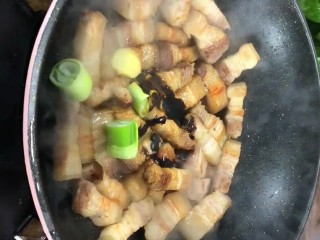 5、啤酒五花肉,加葱姜,生抽,老抽