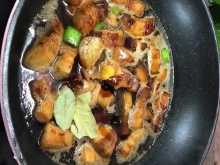 9、啤酒五花肉,再加桂皮,八角,香叶,耗油,盐,冰糖