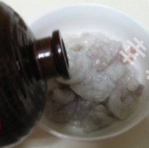 1、虾粥,虾仁解冻后去虾线，洗净，放入少许黄酒去腥