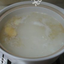 3、虾粥,放在火上，中火开始熬煮米粥，水开后转下火，放入姜片