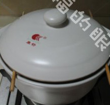 4、虾粥,将两根筷子放在砂锅上，再盖上锅盖。继续小火熬煮