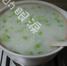 5、虾粥,待粥熬稠糊，放入香芹末