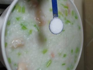 6、虾粥,放入虾仁，放入适量盐调味搅拌均匀关火，盖上盖子焖15分钟即可。