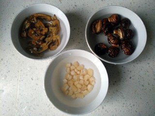 2、海鲜粥,将香菇、干贝和蛏干洗干净，用水浸泡1小时