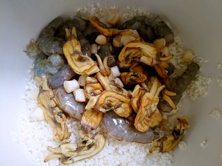 6、海鲜粥,加入泡好的蛏干和干贝