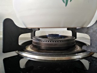 13、海鲜粥,开锅后，转小火，再煮5分钟即可关火，焖20分钟，用砂锅的余温将粥焖熟