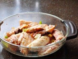 2、香酥辣鸡翅,加入大葱段、生姜各适量，八角2粒，香叶2片，盐1/2小勺，鸡精1/2小勺，糖1/2小勺，黄酒1小勺，胡椒粉1小勺，辣椒粉1小勺，抓匀腌制1小时以上，最好放进冰箱过夜