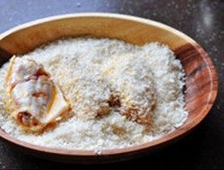 4、香酥辣鸡翅,再放入面包糠中，均匀裹上一层面包糠