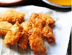 8、香酥辣鸡翅,将竹签扎入翅中肉厚处，留出清汤而不是血水，就表示熟了。捞出放在厨房纸上吸吸多余的油脂