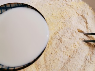 3、小米发糕,三种面粉和酵母粉充分混合  倒入温牛奶和面