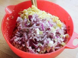 7、十味 多汁猪肉煎饺,再与“过程6葱姜“拌在一起。