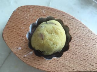 7、冰爽绿豆糕,放入绿豆糕面团