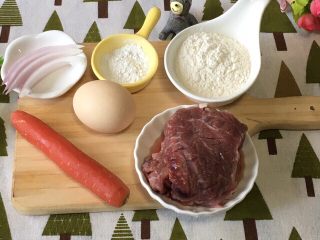 1、自制宝宝牛肉肠,食材准备：牛里脊肉150克，胡萝卜30克，鸡蛋1个，洋葱8克，淀粉5克，中筋面粉20克
