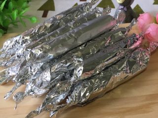 6、自制宝宝牛肉肠,将两边拧紧