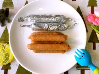 7、自制宝宝牛肉肠,蒸好后，冷却至常温，切成合适大小就可以了。