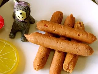 8、自制宝宝牛肉肠,没吃完的放在冰箱里，吃的时候拿出来蒸热，很方便