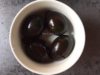 2、浓汤皮蛋瘦肉粥,煮粥时可先将皮蛋去壳
