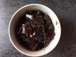 3、浓汤皮蛋瘦肉粥,然后切小待用