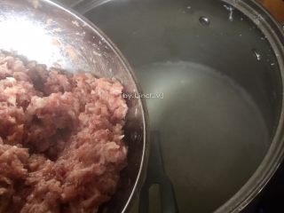 8、浓汤皮蛋瘦肉粥,待米粒开花时加入肉沫搅拌均匀