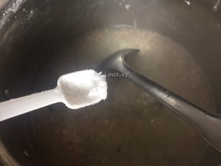 10、浓汤皮蛋瘦肉粥,加入少许盐，如果加了浓汤宝后够味的话可不再加盐