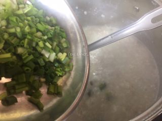 12、浓汤皮蛋瘦肉粥,最后撒上葱花搅拌均匀关火即可食用