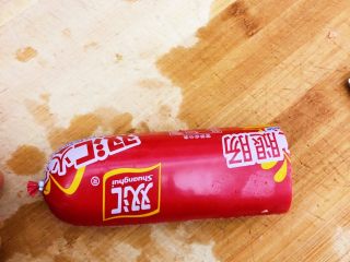 1、香酥黑椒手抓饼,火腿大小选用中等（具体多少克忘了），火腿切断选取三分之一备用。