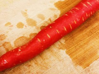 2、香酥黑椒手抓饼,胡萝卜洗净、削皮，切断半截备用。